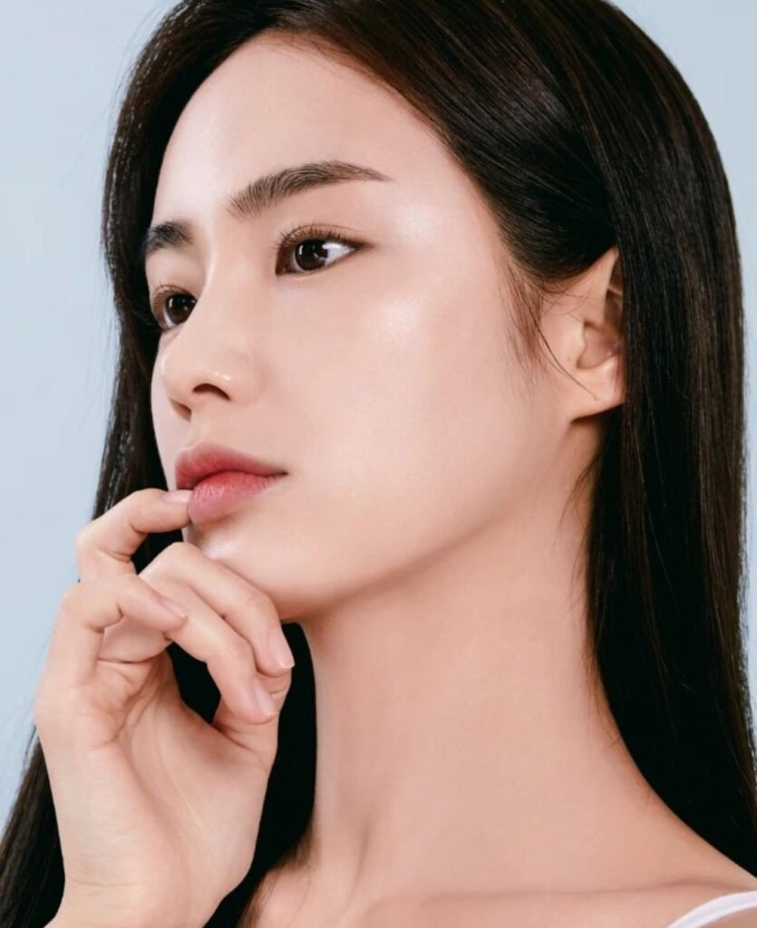 Skin Care Tips: जानिए,बारिश के मौसम में कैसे रखें अपनी त्वचा और बालों का ख्याल 7 भारत के कई राज्यों में मौसम दस्तक दे चूका है। बारिश के मौसम के त्वचा से जुड़ी कई समस्याएं होने लगती हैं। इस मौसम में आपको अपनी त्वचा और बालों का खास ख्याल रखना