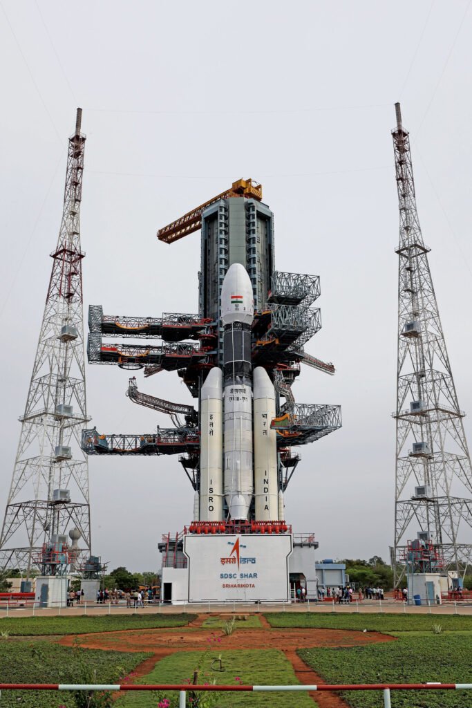 चांद पर उतरने के बाद रोवर वहां की मिटटी का रासायनिक विश्लेषण करेगा। वहीं लैंडर चंद्रमा की झीलों को भी मापेगा और अन्य चीजों के अलावा खुदाई भी करेगा।