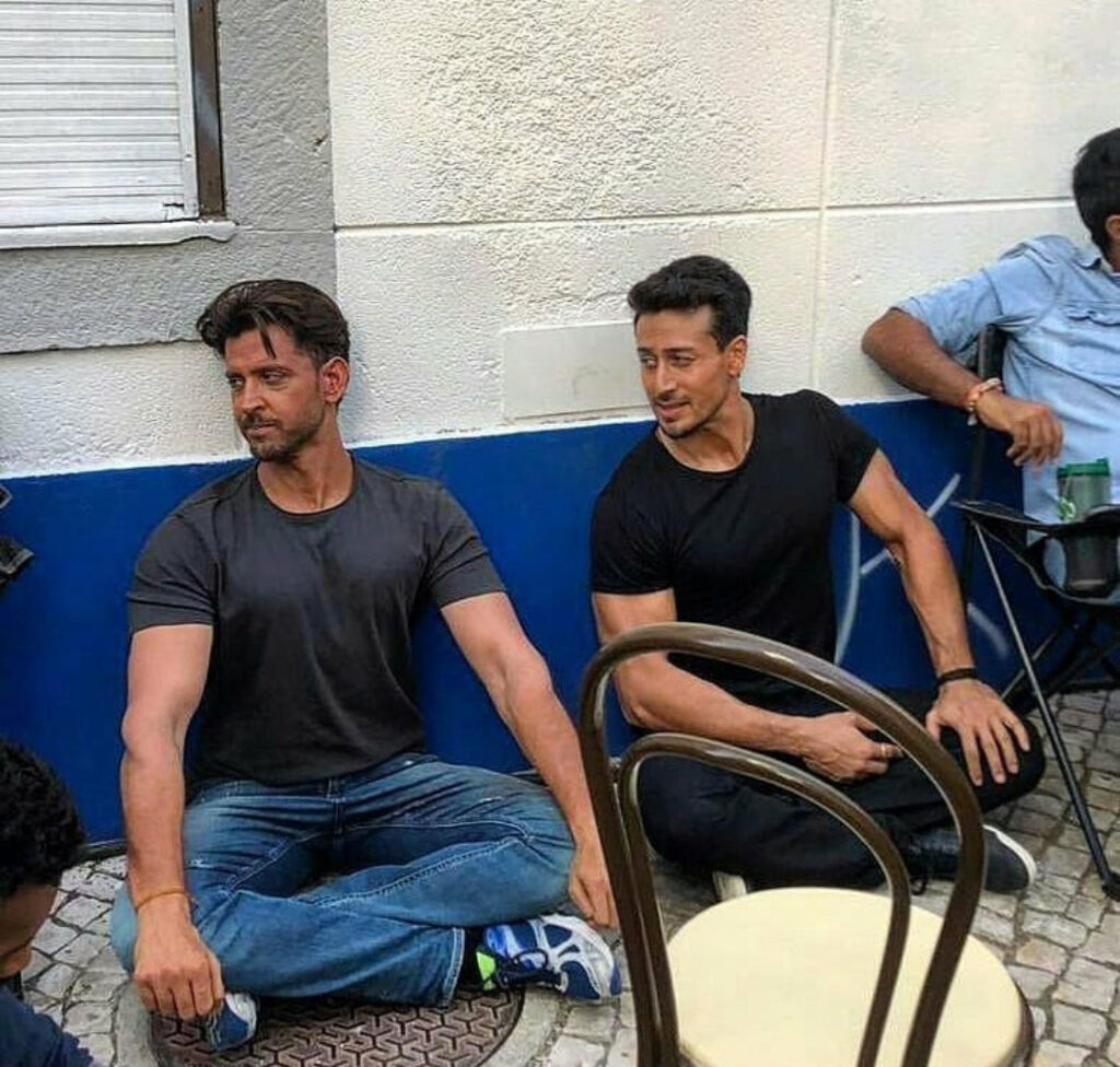 बॉलीवुड अभिनेता ऋतिक रोशन और टाइगर श्रॉफ अपनी आने वाली फिल्म वॉर में ज़बरदस्त एक्शन करते हुए नजर आएंगे। फिल्म के निर्देशक सिद्धार्थ आनंद ने यह जानकारी दी है।