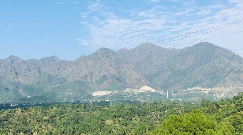 जम्मू-कश्मीर में भारी तनाव के माहौल में पूर्व मुख्यमंत्री महबूबा मुफ़्ती और उमर अब्दुल्लाह को नज़रबंद कर दिया गया है।