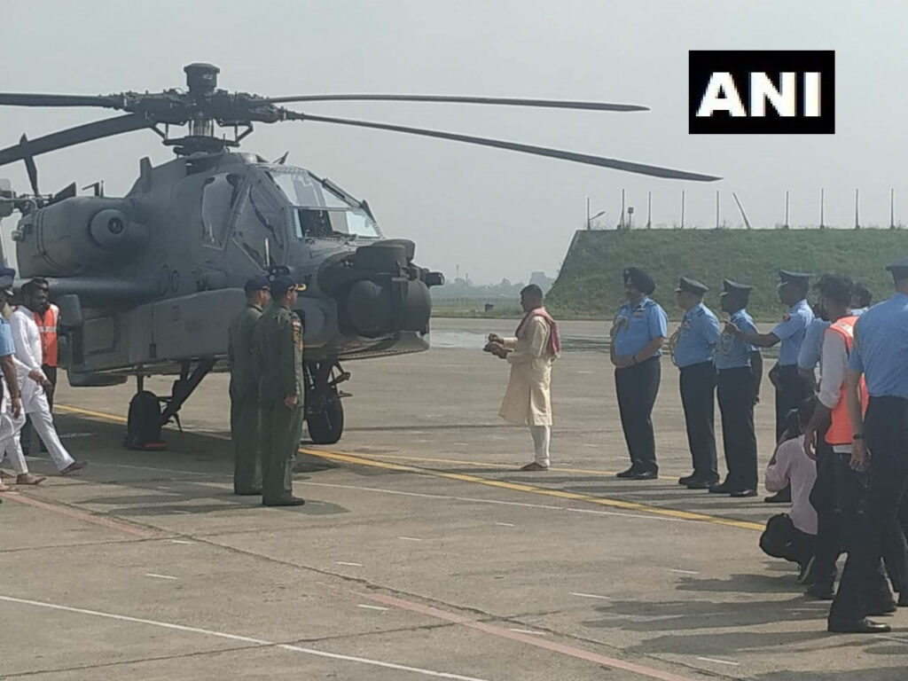 वर्ल्ड के सबसे खतरनाक हेलीकॉप्टर Boeing AH-64 Apache को पाकिस्तान के बॉर्डर के साथ पठानकोट एयरबेस में शामिल किया गया है। वायुसेना प्रमुख एयर चीफ मार्शल बीएस धनोआ की मौजूदगी में यह हेलीकॉप्टर वायुसेना में शामिल हुआ है।