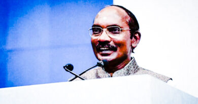 इसरो के वैज्ञानिकों ने चंद्रमा की सतह पर सॉफ्ट लैंडिंग से सिर्फ 2.1 किमी पहले लैंडर विक्रम के साथ संपर्क खो दिया था। इसरो प्रमुख के सिवन ने इस मामले पर अपडेट करते हुए कहा है कि चंद्रयान 2 लैंडर विक्रम चंद्रमा की सतह पर स्थित है और ग्राउंड स्टेशन काम कर रहा है संपर्
