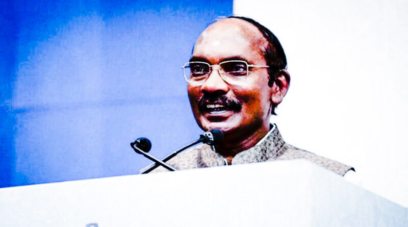 इसरो के वैज्ञानिकों ने चंद्रमा की सतह पर सॉफ्ट लैंडिंग से सिर्फ 2.1 किमी पहले लैंडर विक्रम के साथ संपर्क खो दिया था। इसरो प्रमुख के सिवन ने इस मामले पर अपडेट करते हुए कहा है कि चंद्रयान 2 लैंडर विक्रम चंद्रमा की सतह पर स्थित है और ग्राउंड स्टेशन काम कर रहा है संपर्