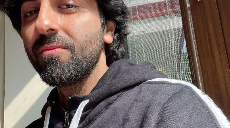 हरियाणा और पंजाब की राजधानी चंडीगढ़ से आया हुआ एक 20 साल का लड़का जो मॉस कम्युनिकेशन की पढ़ाई कर रहा था। अचानक रियलिटी शो रोडीज जीतकर फेमस हो गया था।