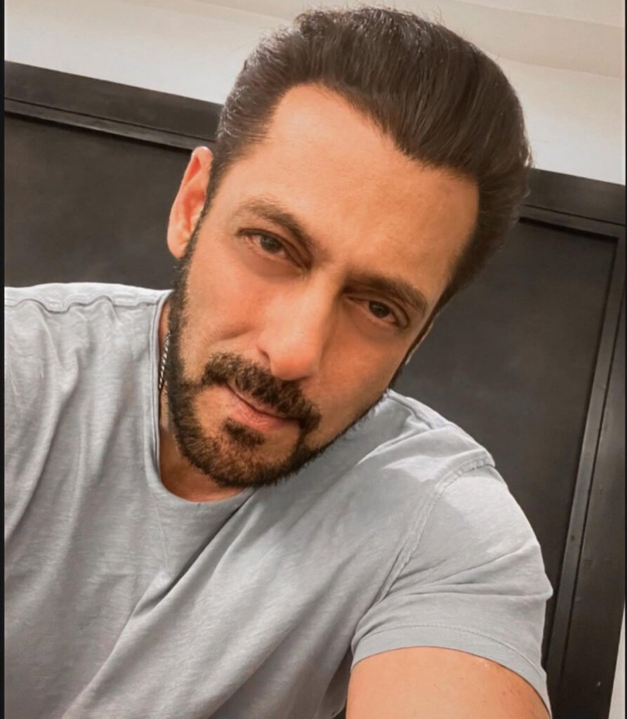 फेसबुक पर 'सोपू' नाम के एक ग्रुप में हिंदी में लिखी गई एक पोस्ट में Salman Khan को चेतावनी दी गई है कि वह भारतीय कानून से तो बच सकते हैं लेकिन 'बिश्नोई' समुदाय के कानून से नहीं।