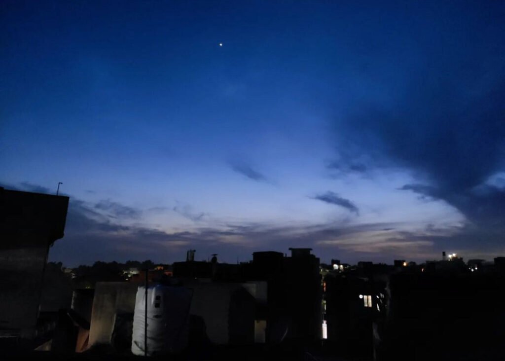 भारतीय सेना के सूत्रों के अनुसार,आतंकी जम्मू-कश्मीर राजमार्ग पर एक बस को रोकने की कोशिश कर रहे थे। इसी दौरान सेना के जवानों ने उन्हें चारो तरफ से घेर लिया और उन पर फायरिंग शुरू कर दी।