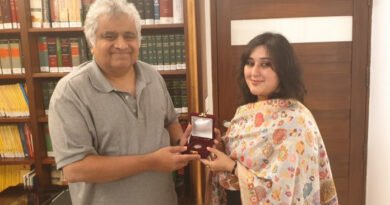 पूर्व विदेश मंत्री सुषमा स्वराज की बेटी बांसुरी स्वराज ने अपनी मां की आखिरी इच्छा पूरी करते हुए वकील हरीश साल्वे को एक रुपए का सिक्का फ़ीस के रूप में दिया।