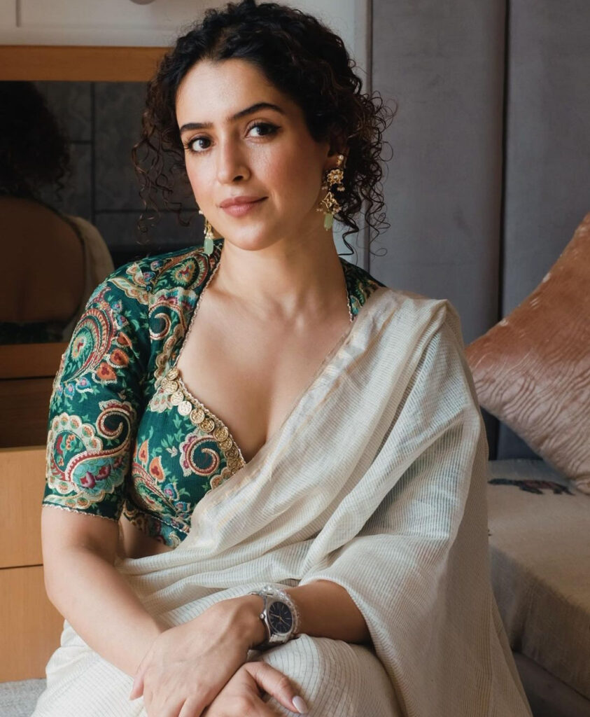 बॉलीवुड अभिनेता आमिर खान के साथ फिल्म दंगल से फिल्म इंडस्ट्री में डेब्यू करने वाली सान्या मल्होत्रा का एक वीडियो सोशल मीडिया पर खूब वायरल हो रहा है। इस वीडियो में सान्या मल्होत्रा माधुरी दीक्षित के फेमस गाने ' हमको है आजकल इंतजार' पर ज़बरदस्त डांस करती हुई नजर आ रही हैं।