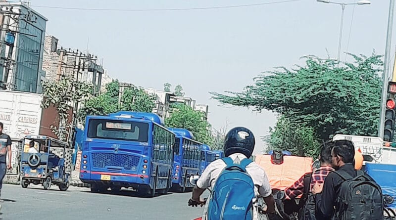 आम आदमी पार्टी की सरकार के ऐलान के बाद दिल्ली देश का ऐसा पहला राज्य बन गया है जहां महिलाएं सरकारी बसों में मुफ्त यात्रा कर सकेंगी।