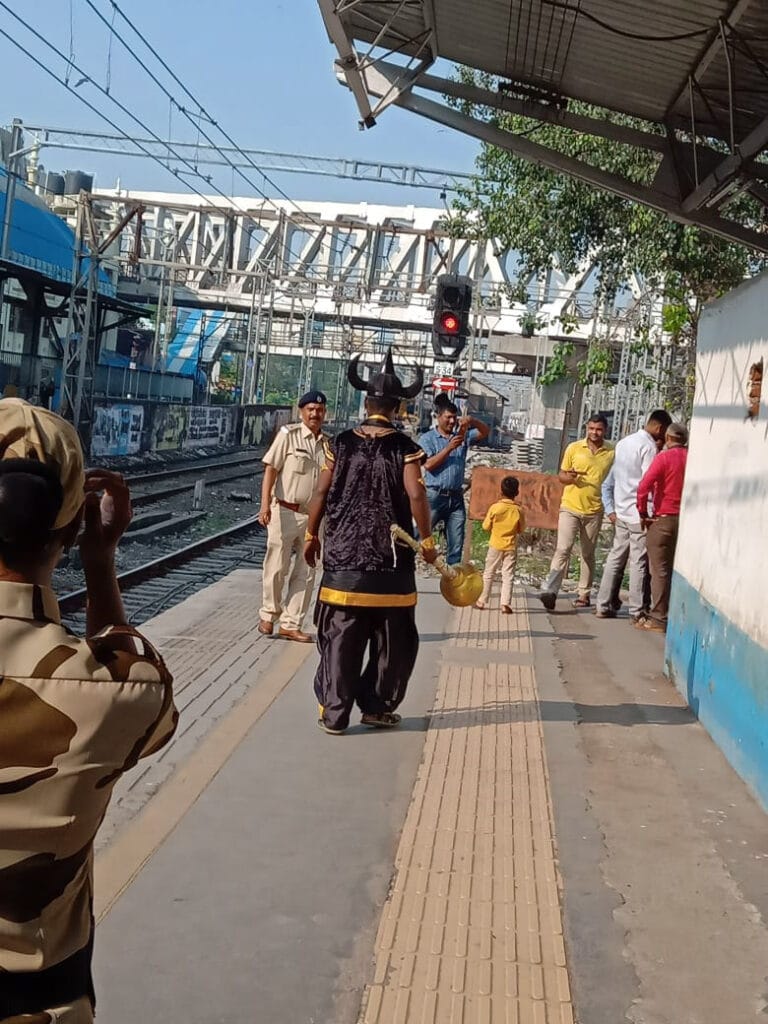 रेल की पटरियों पर हादसे होते रहते हैं, जिनको रोक पाना रेलवे के बस की बात नहीं थी। लेकिन अब पश्चिम रेलवे ने इसका भी हल निकाल लिया है। रेलवे ने यमराज को हायर किया है, जो पटरियां पार करेगा,यमराज उसको उठाकर ले जाएगा।