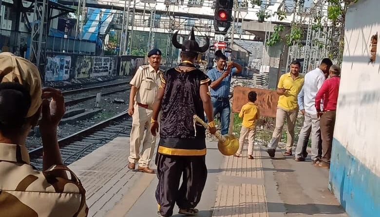 रेल की पटरियों पर हादसे होते रहते हैं, जिनको रोक पाना रेलवे के बस की बात नहीं थी। लेकिन अब पश्चिम रेलवे ने इसका भी हल निकाल लिया है। रेलवे ने यमराज को हायर किया है, जो पटरियां पार करेगा,यमराज उसको उठाकर ले जाएगा।