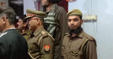 आठ फ़ीट से भी लंबा अफगानिस्तान का क्रिकेट फैन वेस्टइंडीज बनाम अफगानिस्तान क्रिकेट सीरीज में आकर्षण का केंद्र बना हुआ है। क्रिकेट प्रेमी उसके साथ सेल्फी ले रहे हैं।