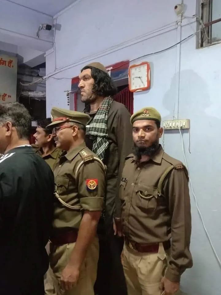 आठ फ़ीट से भी लंबा अफगानिस्तान का क्रिकेट फैन वेस्टइंडीज बनाम अफगानिस्तान क्रिकेट सीरीज में आकर्षण का केंद्र बना हुआ है। क्रिकेट प्रेमी उसके साथ सेल्फी ले रहे हैं।