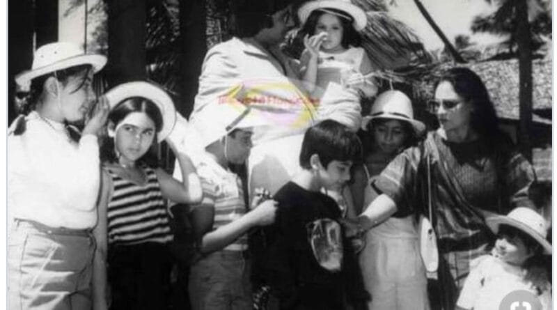 Amitabh Bachchan with baby kareena kapoor