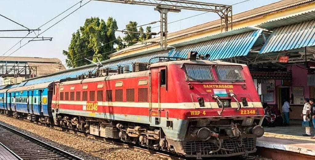 रेलवे में कुल 667 पदों पर भर्ती के लिए आवेदन की प्रक्रिया शुरू हो गई है। आवेदन प्रक्रिया ऑनलाइन चल रही है ,जिसकी फीस मात्र 100 रुपए है।
