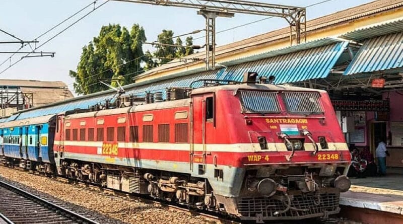 रेलवे में कुल 667 पदों पर भर्ती के लिए आवेदन की प्रक्रिया शुरू हो गई है। आवेदन प्रक्रिया ऑनलाइन चल रही है ,जिसकी फीस मात्र 100 रुपए है।