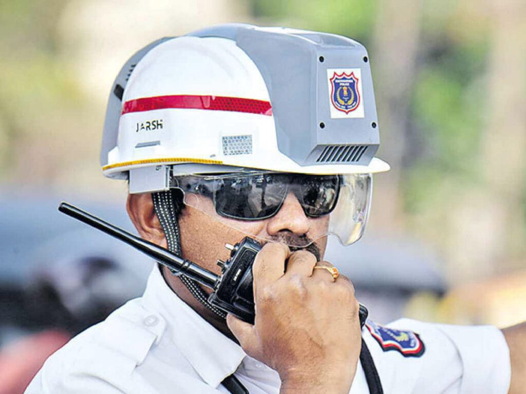 हैदराबाद महिला पशु चिकित्सक रेप और हत्या कांड के चारों आरोपियों को आज तड़के पुलिस ने एनकाउंटर में मार गिराया। पीड़िता के पिता ने सरकार और प्रशासन के प्रति खुशी जताते हुए कहा कि अब उनकी बेटी की आत्मा को शांति मिलेगी।