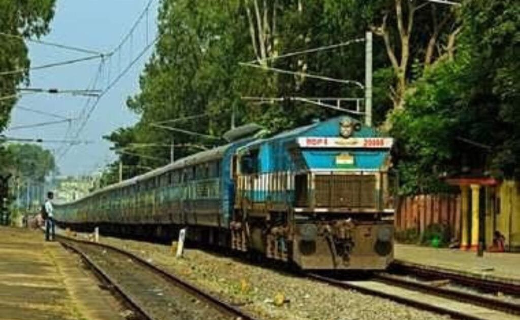 रेलवे भर्ती सेल ने 251 क्लर्क पदों की वैकेंसी निकाली है। इन पदों पर आवेदन की प्रक्रिया 20 दिसंबर 2019 से शुरू होगी। आवेदन करने के लिए कोई शुल्क नहीं लगेगा।