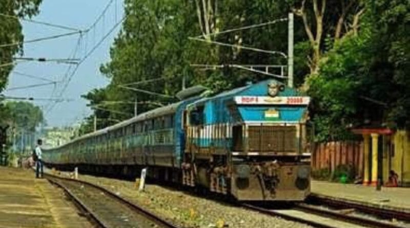 रेलवे भर्ती सेल ने 251 क्लर्क पदों की वैकेंसी निकाली है। इन पदों पर आवेदन की प्रक्रिया 20 दिसंबर 2019 से शुरू होगी। आवेदन करने के लिए कोई शुल्क नहीं लगेगा।