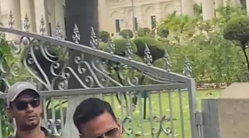 बॉलीवुड अभिनेता अक्षय कुमार ने जामिया मिलिया यूनिवर्सिटी के छात्रों का समर्थन करने से पल्ला झाड़ा।अक्षय कुमार ने जामिया मिलिया के छात्रों के विरोध प्रदर्शन वाला ट्वीट किया था लाइक।