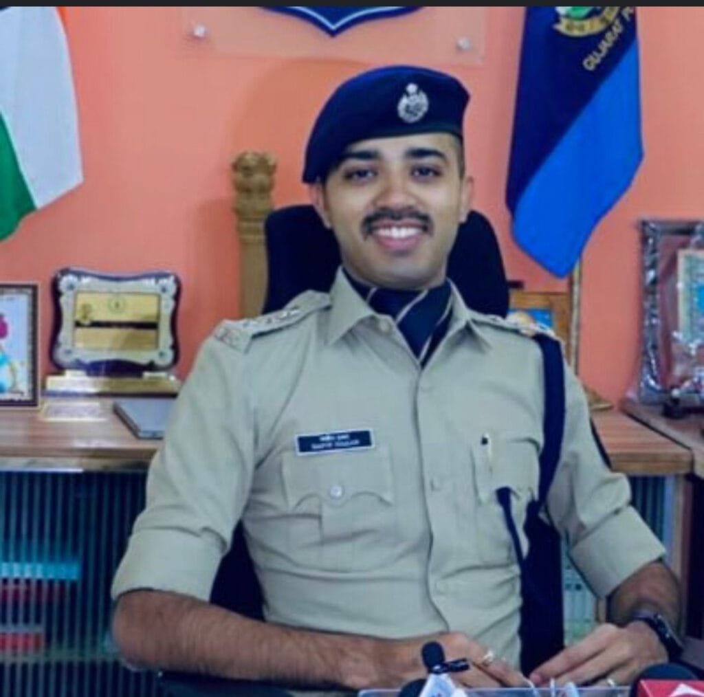 22 साल के सफीन हसन जो देश के सबसे युवा आईपीएस अधिकारी हैं से लेकर 21 वर्षीय मयंक प्रताप सिंह जो सबसे कम उम्र में जज बने हैं ,ऐसे लोगों कहानियां देश भर के लोगों को प्रेरित करती हैं।