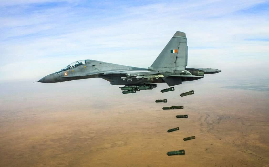 कारगिल युद्ध का हीरो Mig 27 इंडियन एयरफोर्स से हुआ रिटायर 1 इंडियन एयरफोर्स में तीन दशक से भी अधिक सेवा देने वाले इस लड़ाकू विमान को जोधपुर एयरबेस में पानी की बौछार कर विदाई दी गई है।