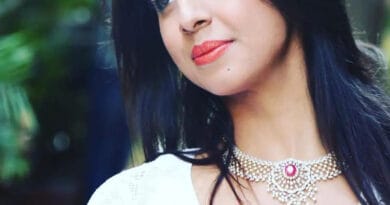 कन्नड़ अभिनेत्री संजना गलरानी ने एक पार्टी के दौरान फिल्म निर्माता वंदना जैन को शराब की बोतल मारी है। इस खबर के बाद अभिनेत्री सुर्ख़ियों में आ गई है।