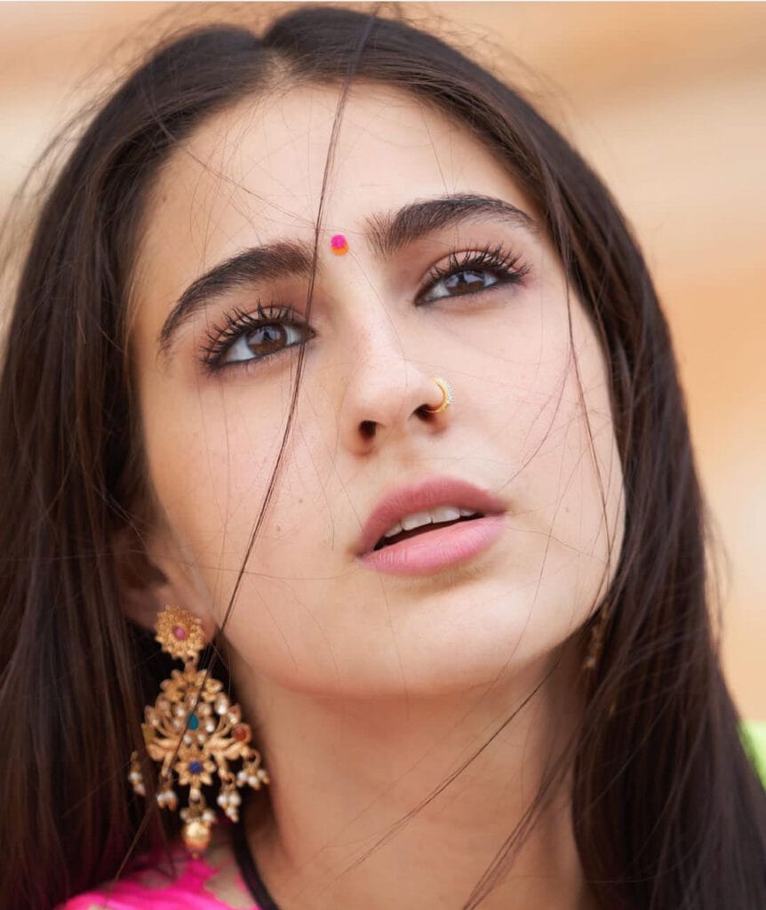 बॉलीवुड अभिनेत्री सारा अली खान की लेटेस्ट तस्वीरें इंटरनेट पर खूब वायरल हो रही हैं। इन तस्वीरों में एक्ट्रेस अपनी मम्मी अमृता सिंह के साथ नजर आ रही हैं।