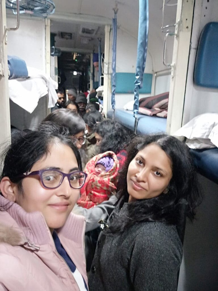 भारतीय सेना की इन दोनों महिला कैप्टन की सोशल मीडिया पर जमकर तारीफ हो रही है। सेना ने इस नवजात बच्चे की भी तस्वीरें शेयर की है जो हावड़ा एक्सप्रेस ट्रेन में पैदा हुआ है।