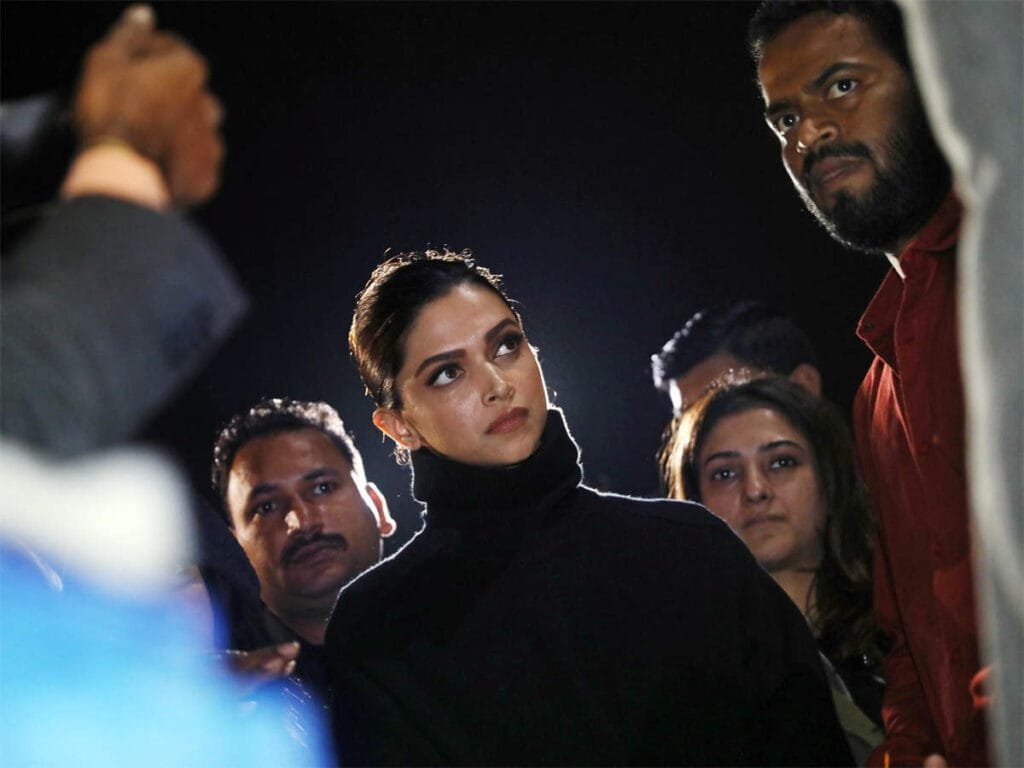 जेएनयू अटैक को लेकर बॉलीवुड सितारे और फिल्म मेकर लगातार अपनी प्रतिक्रिया दे रहे हैं। कई कलाकारों ने जेएनयू में घुसे नकाबपोश बदमाशों की तुलना आतंकवादियों तक से कर दी है।