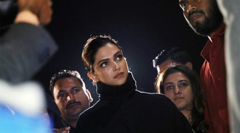 जेएनयू अटैक को लेकर बॉलीवुड सितारे और फिल्म मेकर लगातार अपनी प्रतिक्रिया दे रहे हैं। कई कलाकारों ने जेएनयू में घुसे नकाबपोश बदमाशों की तुलना आतंकवादियों तक से कर दी है।