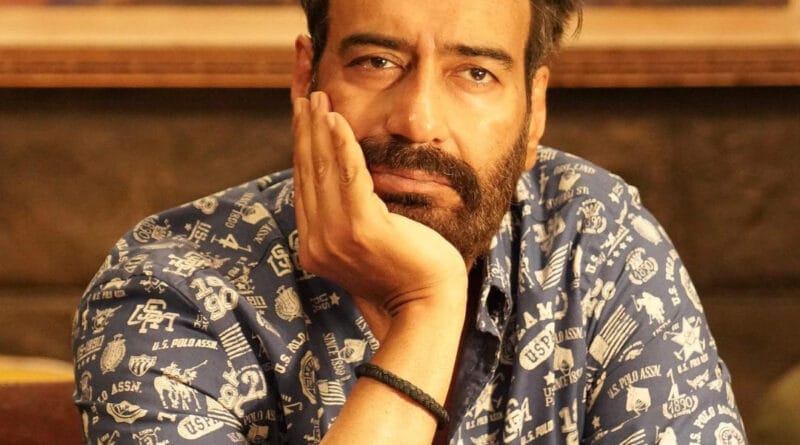 अभिनेता अजय देवगन ने टीम इंडिया के कप्तान विराट कोहली के बारे में एक इंटरव्यू के दौरान जबरा कमेंट किया। अजय देवगन और काजोल अपनी फिल्म तान्हाजी: द अनसंग वारियर की कर रहे हैं प्रमोशन।