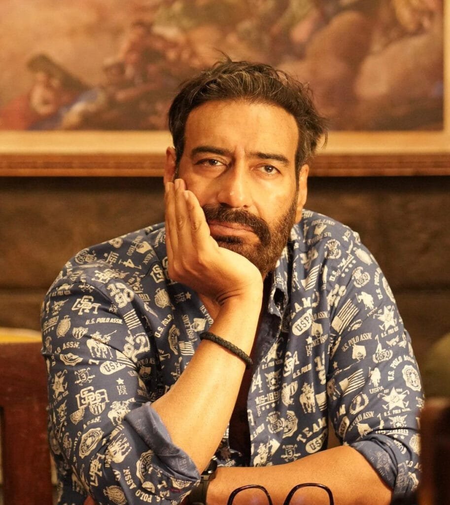 अभिनेता अजय देवगन ने टीम इंडिया के कप्तान विराट कोहली के बारे में एक इंटरव्यू के दौरान जबरा कमेंट किया। अजय देवगन और काजोल अपनी फिल्म तान्हाजी: द अनसंग वारियर की कर रहे हैं प्रमोशन।