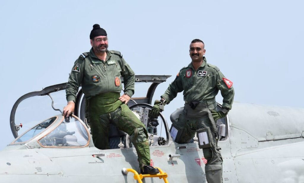 पूर्व एयरफोर्स चीफ बीएस धनोआ ने कहा कि राजीव गांधी के कार्यकाल के दौरान बोफोर्स तोपों को लेकर विवाद हुआ था। जबकि वो अच्छे किस्म की तोप थी। लोगों को विमानों की कीमतों के बारे में पूछने का पूरा अधिकार है ,क्योंकि इसमें करदाताओं का पैसा लगा हुआ होता है।