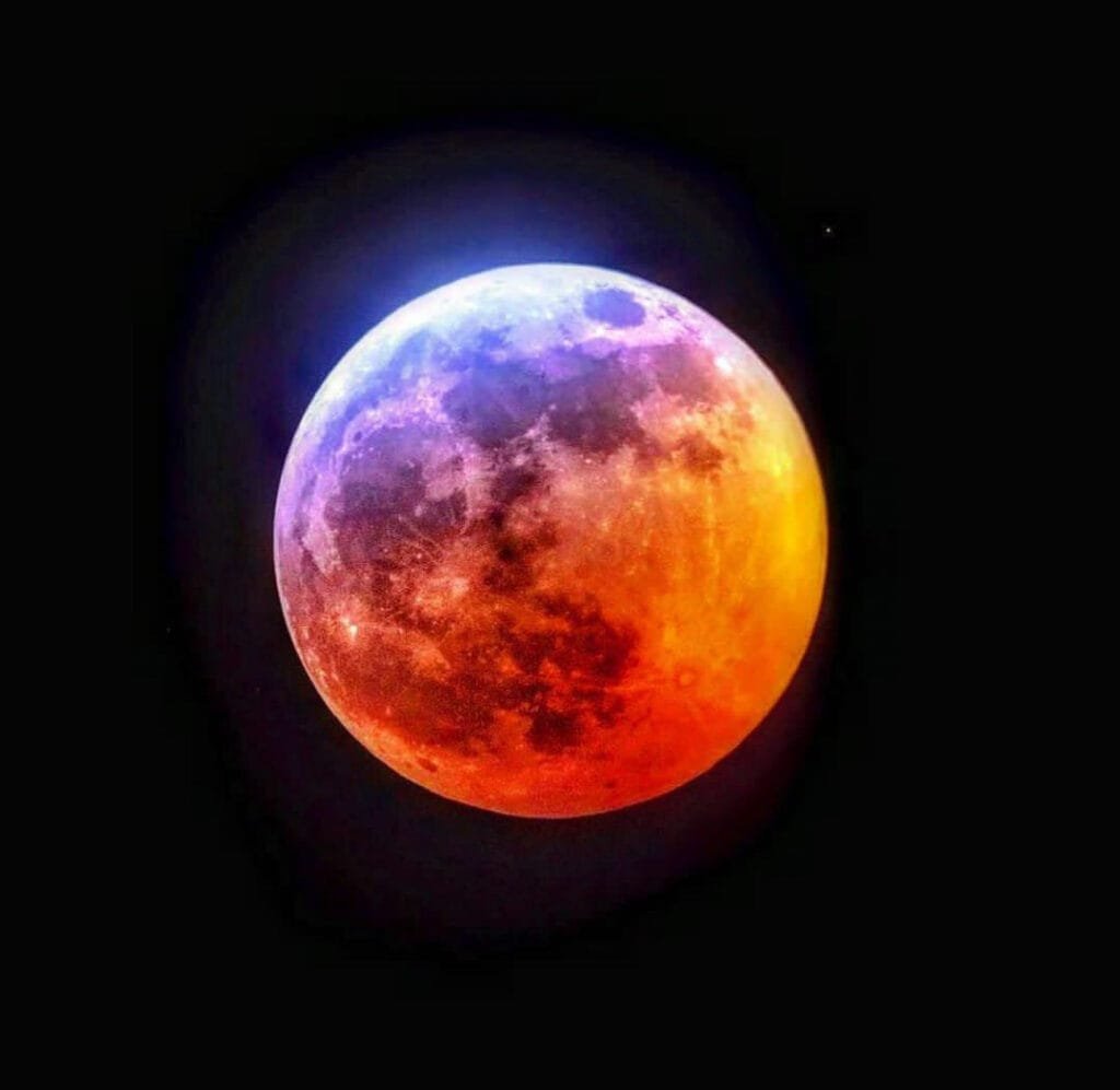 आज साल 2020 का पहला चंद्र ग्रहण लगने वाला है। आज रात यह 10 जनवरी को 10 बजकर 37 मिनट पर शुरू होगा और 11 जनवरी 2020 को 2 बजकर 42 मिनट पर खत्म होगा। इस चंद्र ग्रहण की कुल अवधि 4 घंटे 01 मिनट है। यह एक उपच्छाया चंद्र ग्रहण है जिसे नंगी आंखों से भी देखा जा सकता है।