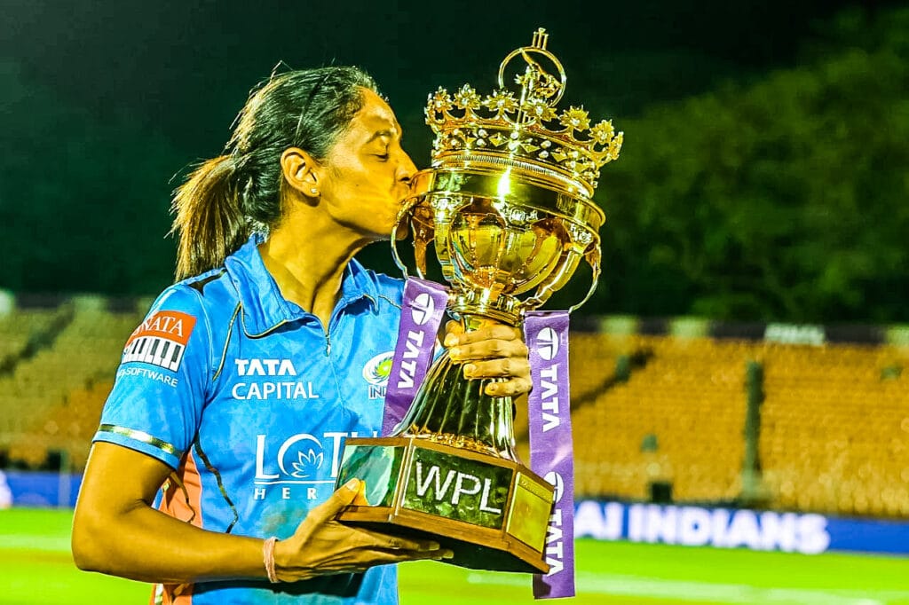 टी 20 वर्ल्ड कप के लिए हरमनप्रीत कौर को टीम की कमान सौंपी गई है। 15 वर्षीय युवा ओपनर शेफाली वर्मा को टीम में जगह मिली है।ऋचा घोष एकमात्र नया चेहरा।