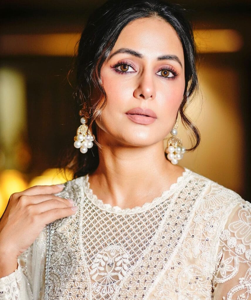 बॉलीवुड अभिनेत्री हिना खान को अभिनय की दुनिया में 11 साल हो गए हैं। टेलीविजन धारावाहिक 'कसौटी जिंदगी की' से सुर्खियों में आई अभिनेत्री के करोड़ों फैन हैं।