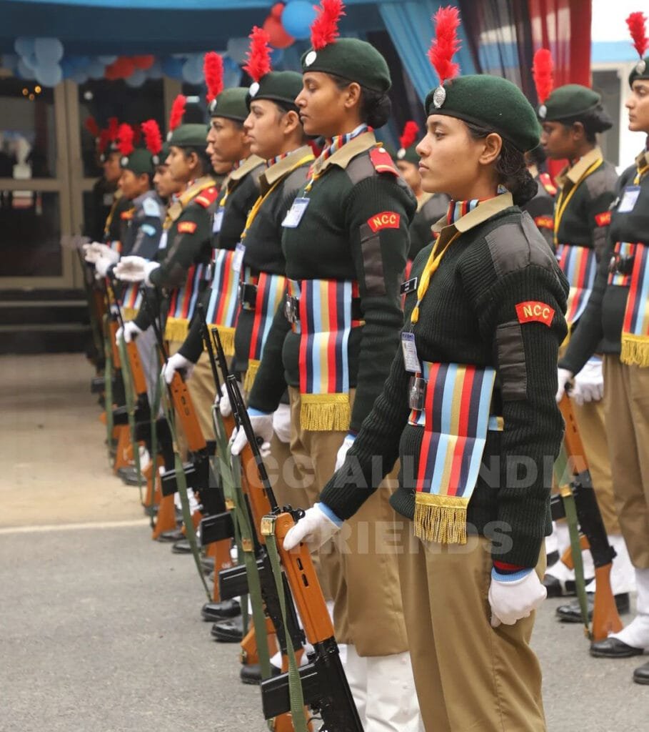 गणतंत्र दिवस के अवसर पर गूगल ने बनाया खास डूडल 1 आज देशभर में 71 वां गणतंत्र दिवस बड़ी धूमधाम से मनाया जा रहा है। इस पवन पर्व पर गूगल ने भी डूडल बनाया है। पूरे हिंदुस्तान में गणतंत्र दिवस बड़े उत्साह के साथ मनाया जा रहा है। स्कूलों कॉलेजों और दफ्तरों से लेकर दिल्ली के राज पथ तक तिरंगा फहराया जा रहा है।