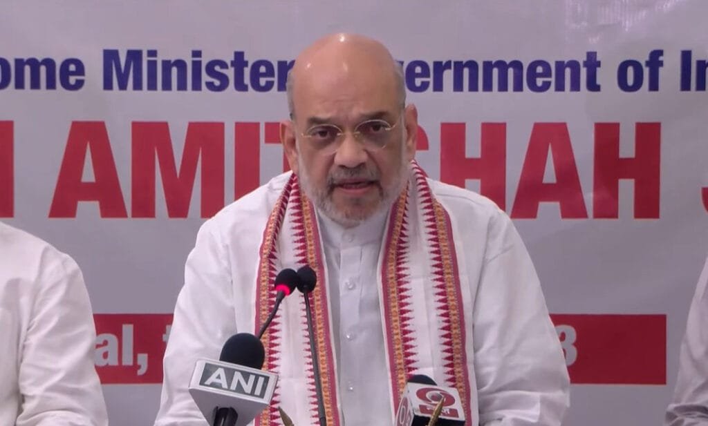 गृह मंत्री अमित शाह ने कहा,” मेरा अरविंद केजरीवाल को सुझाव है कि उन्हें एक बार प्रयागराज में जाकर गंगा नदी में डुबकी लगानी चाहिए, तब उन्हें पता चलेगा कि नदी को कैसे साफ रखा जाता है।"