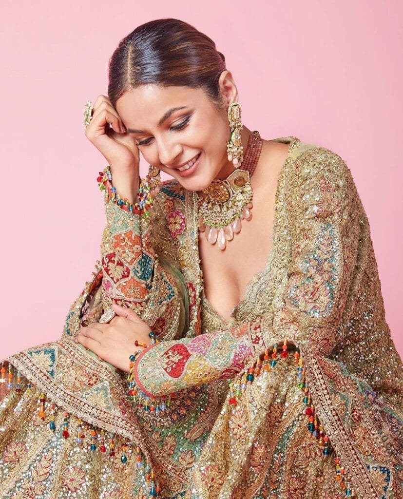 Bigg Boss 13 के घर से शहनाज गिल हुई बाहर, देखें वीडियो 1 बिग बॉस 13 के फिनाले से पहले ही शहनाज गिल घर से बाहर हो रही है, इस बात का ऐलान खुद शो के होस्ट सलमान खान ने किया। शहनाज गिल का ये इमोशनल वीडियो खूब वायरल हो रहा है।