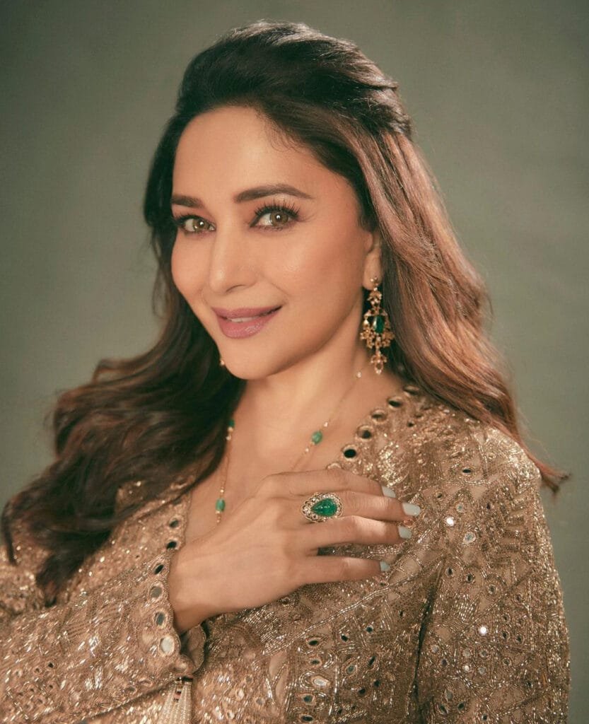 धक-धक गर्ल माधुरी दीक्षित ने एक वीडियो अपने इंस्टाग्राम पर शेयर किया है। इस वीडियो में पति डॉक्टर माधव श्रीराम नेने से पहले उनका डॉगी बर्थडे केक खाने के लिए क्रेजी हो जाता है।