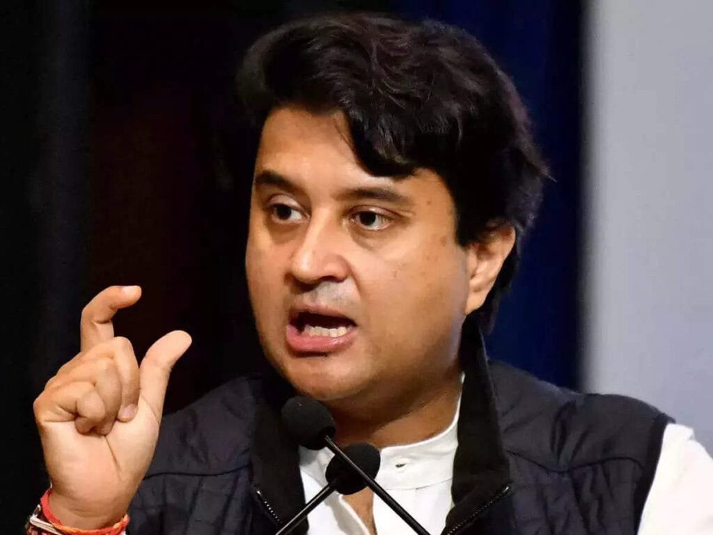 कांग्रेस पार्टी को छोड़कर नई पारी खेलने की तैयारी में ज्योतिरादित्य सिंधिया ने महसूस किया था कि पार्टी उन्हें साइडलाइन कर रही है। जिसके कारण उन्होंने पद और कांग्रेस पार्टी दोनों छोड़ दिए।