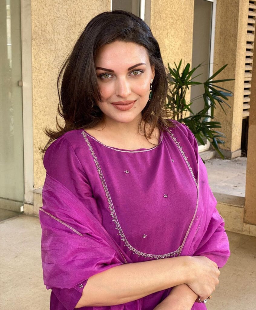 बिग बॉस 13 से सुर्ख़ियों में आई हिमांशी खुराना का लेटेस्ट वीडियो सोशल मीडिया पर खूब वायरल हो रहा है। इस वीडियो में एक्ट्रेस फेसम सॉन्ग गेंदा फूल पर डांस करती हुई नजर आ रही हैं।