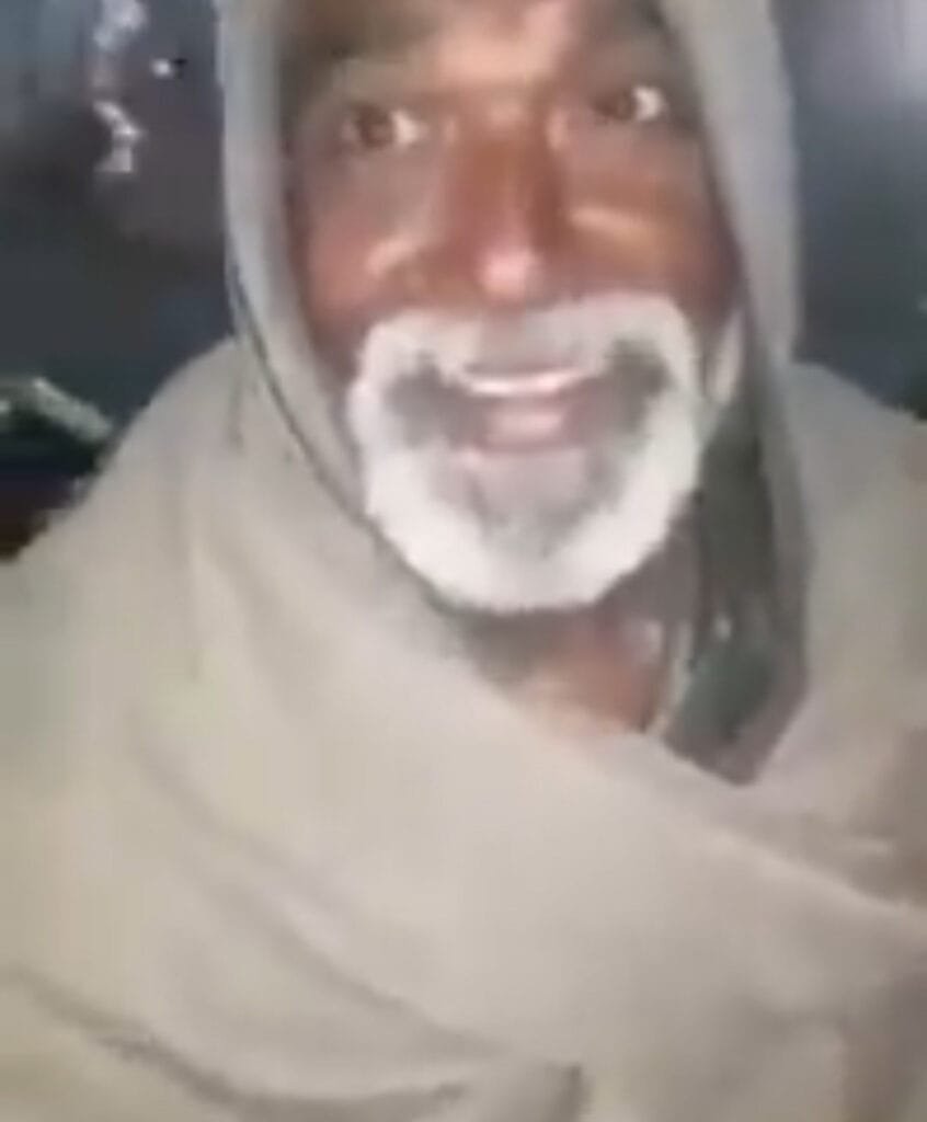 देश में प्रतिभाओं की कोई कमी नहीं है। साल 2019 में अपने गाने को लेकर सुर्ख़ियों में आई रानू मंडल के बाद बिहार के सनी बाबा सुर्खियों में हैं। सनी बाबा इंग्लिश में गाना गाकर अपना पेट पालने के लिए भीख मांगते हैं।