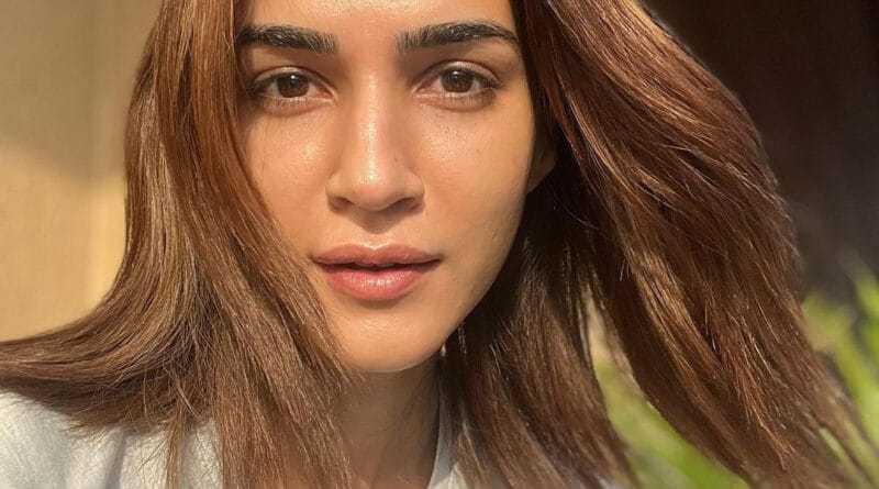 बॉलीवुड एक्ट्रेस कृति सनोन ने लॉकडाउन काल में बढ़ती हुई घरेलू हिंसा पर चिंता जताई है। उन्होंने इसके खिलाफ खड़े होने और राष्ट्रीय महिला आयोग में शिकायत दर्ज कराने की बात कही है।