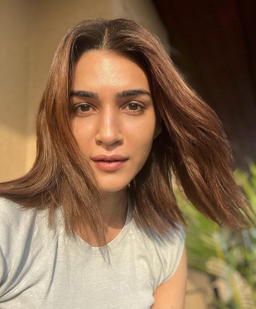 बॉलीवुड एक्ट्रेस कृति सनोन ने लॉकडाउन काल में बढ़ती हुई घरेलू हिंसा पर चिंता जताई है। उन्होंने इसके खिलाफ खड़े होने और राष्ट्रीय महिला आयोग में शिकायत दर्ज कराने की बात कही है।