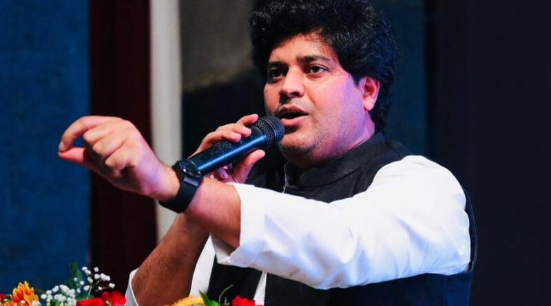 मशहूर शायर और कांग्रेस नेता इमरान प्रतापगढ़ी ने शहीदों को मिलने वाले सम्मान को लेकर यूपी के मुख्यमंत्री योगी आदित्यनाथ से सवाल किया है। शहीदों के सम्मान देने के फर्क को लेकर उन्होंने एक ट्वीट किया है।