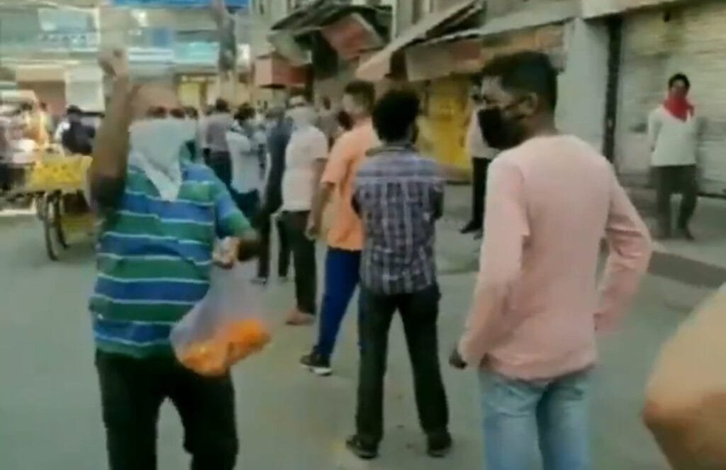 भारतीय सेना ने 3 मई को पुरे भारत में कोरोना योद्धाओं पर पुष्प वर्षा कर उनका मनोबल बढ़ाया। अब दिल्ली में एक शख्स शराब की दुकानों के बाहर लाइन में खड़े हुए लोगों पर फूलों की पंखुड़ियां बरसा रहा है। जाने क्या है मामला ?