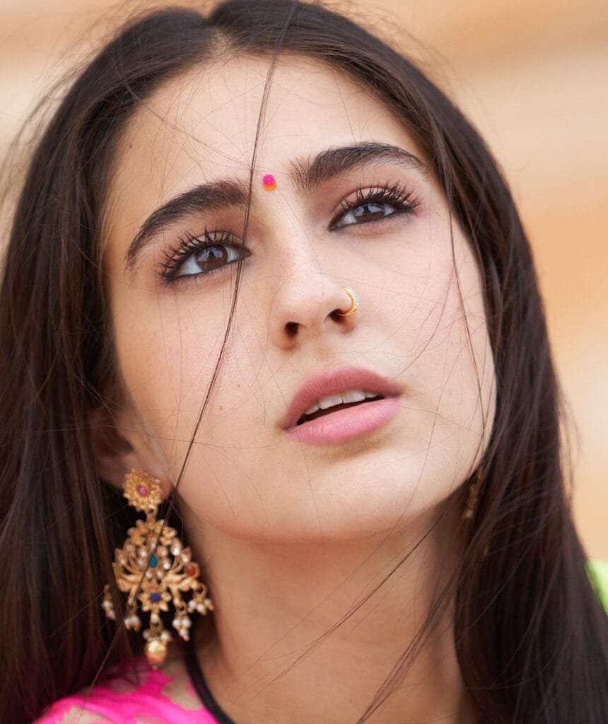 टीम के कप्तान विराट कोहली ,बॉलीवुड अभिनेता आयुष्मान खुराना ,एक्ट्रेस कृति सनोन और सारा अली खान ने एक वीडियो जारी कर अफवाहों और फेक न्यूज़ को फारवर्ड नहीं करने की अपील की है।