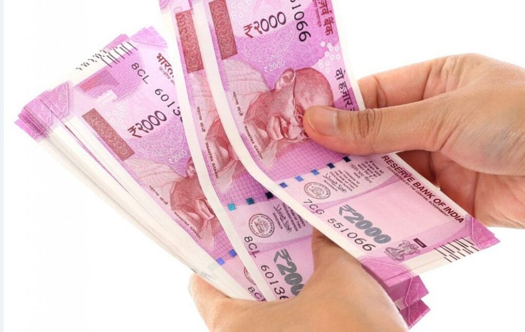 कोरोना वायरस के कारण हुए लॉकडाउन की वजह से देश की आर्थिक स्थिति पर काफी प्रभाव पड़ रहा है। जिसके चलते मीडिया में ऐसी खबरें आ रही हैं कि केंद्रीय कर्मचारियों के वेतन में कटौती की जाएगी। जिसको लेकर वित्त मंत्रालय ने अपना रुख स्पष्ट किया है।